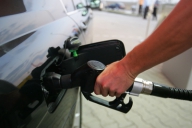 Boc: ANAF şi Consiliul Concurenţei în control la companiile care au majorat preţul carburanţilor