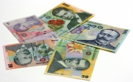Valentin Lazea: Creşterea economică a României va trebui să se bazeze mai puţin pe consum