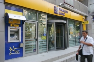 Fitch a coborât ratingurile băncilor greceşti cu „fiice” în România