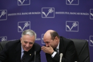 Băsescu vrea să-l convingă pe Isărescu să fie premier