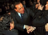 Agresorul lui Berlusconi, erou naţional pe Facebook