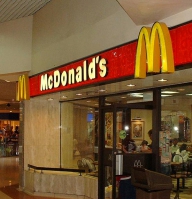 Contra-atac la taxa fast-food: ieftiniri la McDonald’s