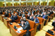 Parlamentarii lucrează peste program,  „până epuizează bugetul”