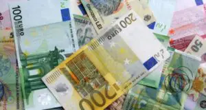 Pe cine loveşte aprecierea leului: statul a pierdut 341 de milioane de lei