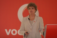 Venituri în scădere şi mai mulţi clienţi pentru Vodafone România