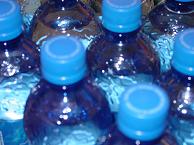 Pepsi, Coca-Cola şi Nestle, obligaţi să anunţe că vând apă de la robinet purificată