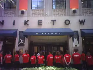 Nike plăteşte 7,6 milioane $ pentru acuzaţii de rasism