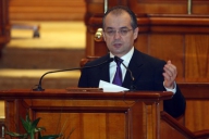 Boc îi ameninţă cu remanierea pe miniştrii care mai anunţă măsuri neincluse în programul Guvernului