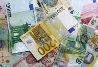 Cursul a coborât la 4,1054 lei/euro, minimul ultimei luni