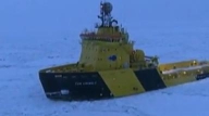 Vapor înţepenit în gheaţă în Marea Baltică