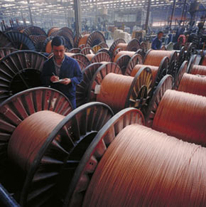 INS: producţia industrială a crescut cu 4,6% în ultimele 12 luni