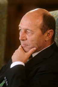 Băsescu: Din criză economică ieşi „mai sănătos sau în metastaze”