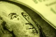 Euro a coborât sub 1,27 dolari pe unitate, prima oară în 14 luni