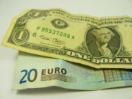 Euro ar putea ajunge la 1,18 dolari până luna următoare