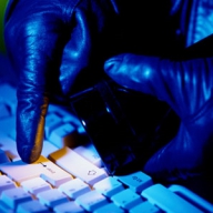 Fraude pe e-Bay: Hackeri români, descoperiţi de poliţia italiană
