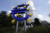 Moneda euro a scăzut cu 3,1% faţă de dolar, din cauza crizei din zona euro
