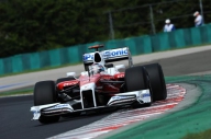 eMAG oferă clienţilor ocazia să conducă o maşină de Formula 1