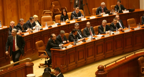 Parlamentarii au început votul secret cu bile la moţiunea de cenzură