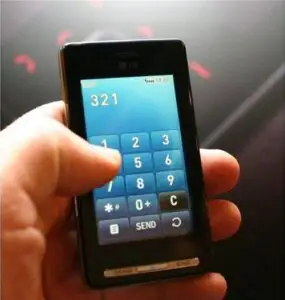 Clienții Orange și Vodafone vor mai avea semnal la telefon, cel puțin un an