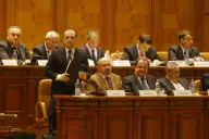 Guvernul dă afară 60.000 angajaţi din sectorul public
