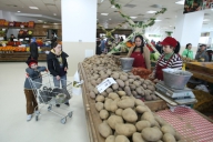 Alimentele se vor scumpi cu încă 7-8% ca urmare a ploilor din ultima perioadă