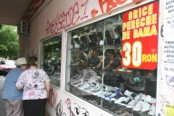 Romalimenta: Magazinele de cartier se aprovizionează de pe piaţa neagră, după creşterea TVA