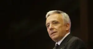 Guvernul nu mai taie salariile din BNR