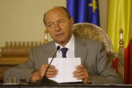 Băsescu: O ţară care ia împrumuturi să-şi plătească salariile şi pensile este o ţară de mâna a doua