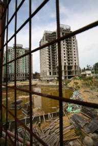 Trei dezvoltatori imobiliari israelieni, somaţi de bănci din România