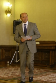 Băsescu: „Am trecut la mustaţă de momentul dificil”