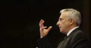 Guvernul ia în calcul ca salariile din BNR să rămână reduse cu 25%