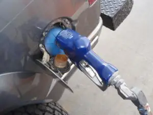 Petroliştii modifică preţurile: Rompetrol ieftineşte benzina cu un ban, Lukoil o scumpeşte