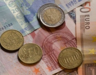 Euro s-a depreciat la un nivel minim record în raport cu francul elveţian