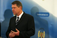 Iohannis: Premierul Emil Boc nu îşi permite să crească salariile bugetarilor