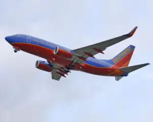 SUA: Un pasager era să fie dat jos din avion din cauza tricoului de pe el!