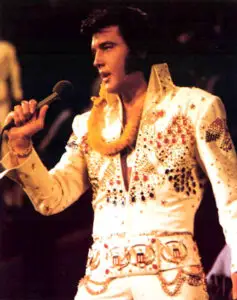 Elvis ocupă prima poziţie în topul celor mai bine plătite vedete decedate