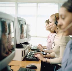 Două treimi din consumatori preferă call-center-ul cand vine vorba de un serviciu de relaţii cu clienţii