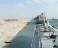 Canalul Suez, blocat de un petrolier