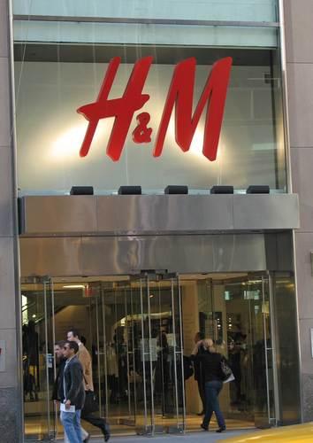 Primăria pariziană nu permite mărcii H&M să deschidă magazin pe Champs-Elysees