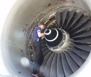 Rolls-Royce dă afară 2.000 de angajaţi
