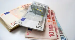 UPDATE Leul a continuat să se deprecieze după referinţa BNR, cursul euro trecând de 4,33 lei