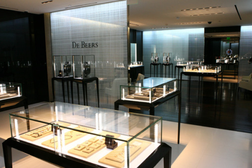 La o zi de la jaful spectaculos din Bruxelles, un magazin de bijuterii jefuit la Paris