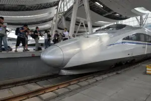 Infrastructură „made in China”: Cum arată trenul care prinde 380 km/h