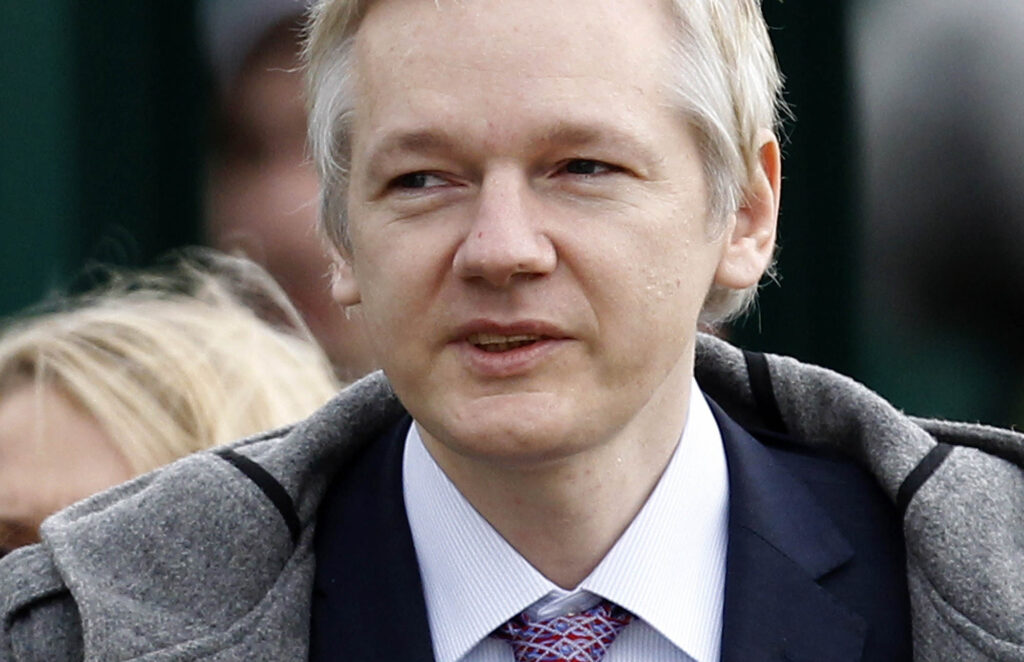 Julian Assange va candida pentru un loc în Senatul australian