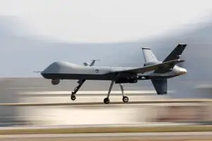 Francezii şi englezii lucrează la un avion de luptă fără pilot