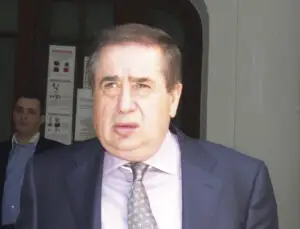 Oamenii de afaceri români au ieșit la cumpărat de bănci
