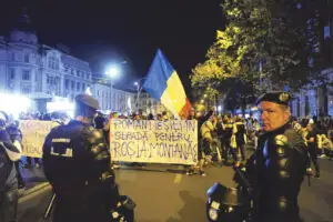 Protestatarii au blocat carosabilul în Piaţa Universităţii