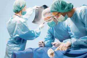 Liber la tratament în străinătate pentru români, pe banii CNAS