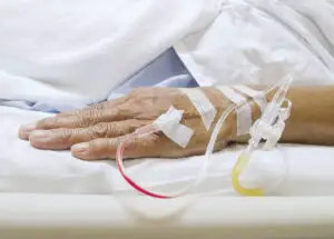Noile criterii de internare: „dacă vii în cârje, te trimit acasă, dacă te doare în cot, mergi în spital”