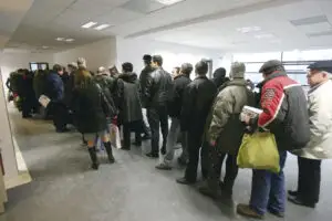 Statul la cozi ne costă un miliard de euro pe an